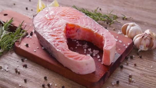 Bistecca di salmone fresca e cruda su una tavola di ardesia e spezie in giro. Concetto di cibo sano
 - Filmati, video