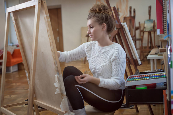Portrait d'une femme artiste peignant dans le studio d'art
. - Photo, image