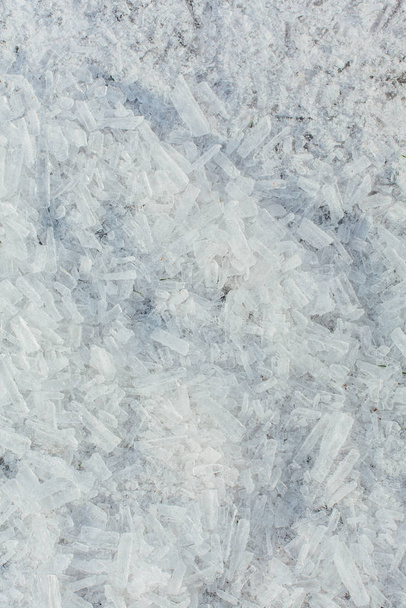 erstaunliche abstrakte Textur gebrochener Eiskristalle. Klarer schmelzender Eishintergrund. - Foto, Bild