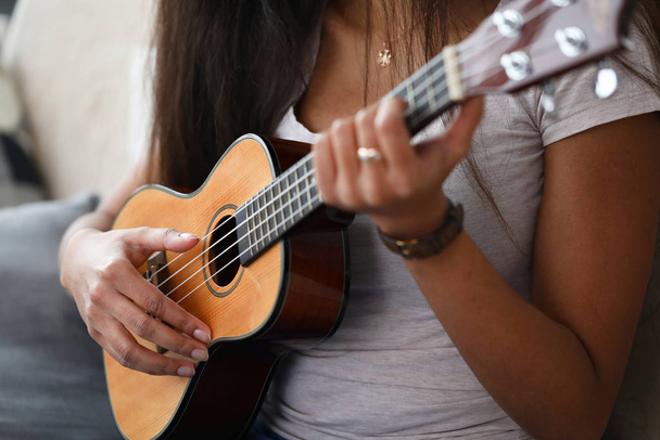 Μικρή κιθάρα με τέσσερις χορδές, καταγωγής Χαβάης - Φωτογραφία, εικόνα