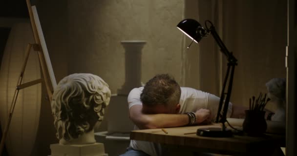 Εξαντλημένος καλλιτέχνης παρακοιμάται στο στούντιο - Πλάνα, βίντεο