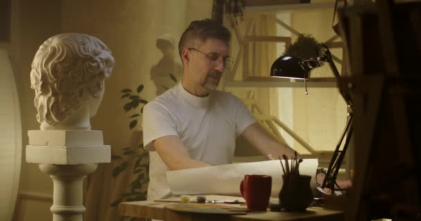 Ο καλλιτέχνης πετάει τη ζωγραφιά του - Πλάνα, βίντεο