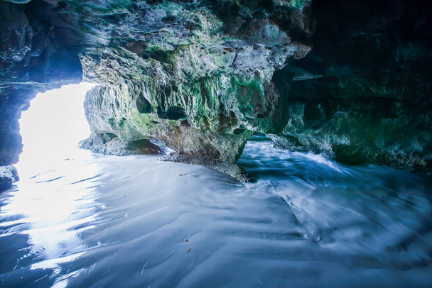 Μυστικιστικό σπήλαιο δίπλα στη θάλασσα. - Φωτογραφία, εικόνα