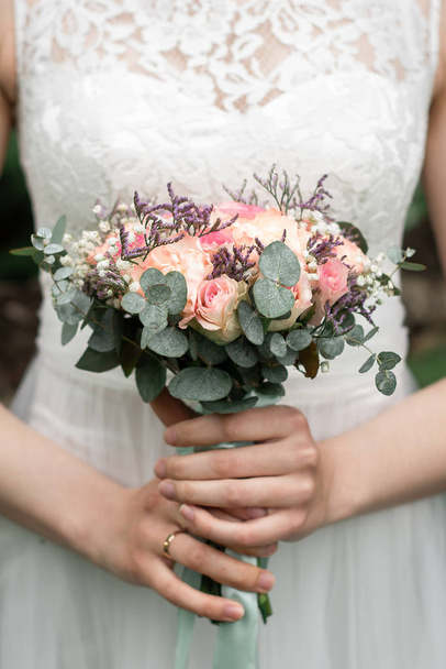the bride's bouquet, hands of bride, wedding - Фото, зображення