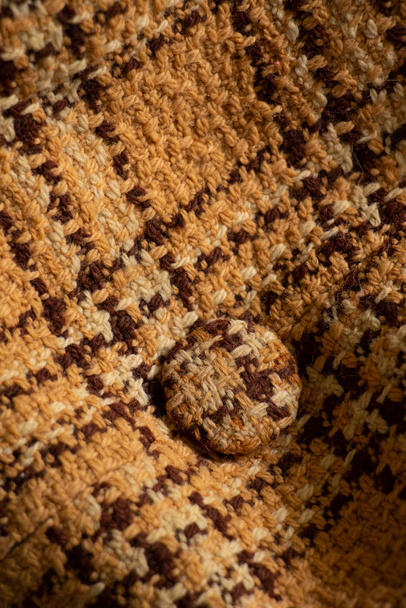 vanha ruskea ruudullinen kangas painikkeella
 - Valokuva, kuva
