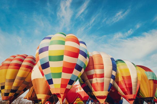 Μπαλόνια θερμού αέρα σε vintage χρωματικό τόνο. Φεστιβάλ μπαλόνι στο Chiangrai Ταϊλάνδη.  - Φωτογραφία, εικόνα