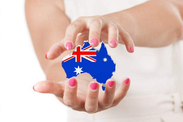 zwei Frauenhände schützen Australienkarte mit Fahne - Foto, Bild