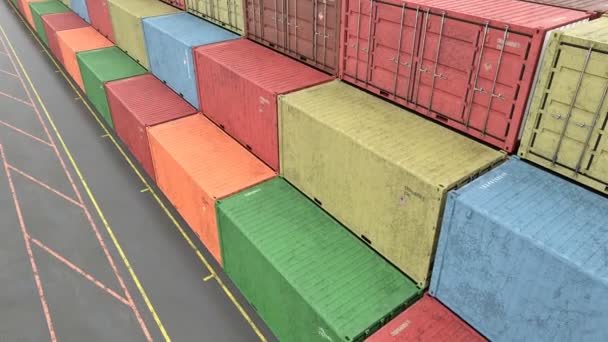 Pohled na skládané nákladní přepravní kontejnery v dopravním portu s vysokým úhlem pohledu - Záběry, video