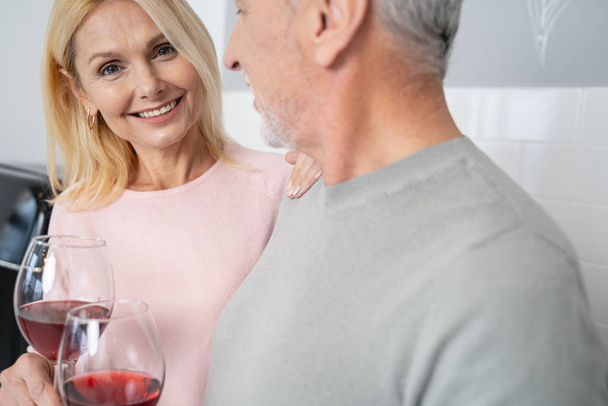 Dobrý pocit s manželem a lahodné víno stock fotografie - Fotografie, Obrázek