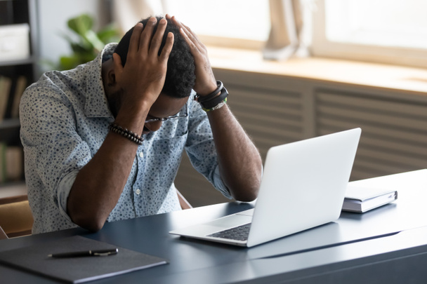 Frustrado deprimido empresário africano chateado com o fracasso empresarial no trabalho
 - Foto, Imagem