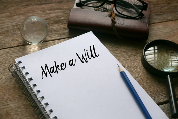 Σημειωματάριο, φακοί, μεγεθυντικός φακός, μολύβι και σημειωματάριο γραμμένο με Make A Will σε ξύλινο φόντο. - Φωτογραφία, εικόνα