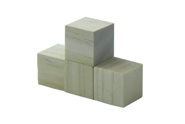 Escalones de cubo de madera aislados sobre fondo blanco
. - Foto, imagen