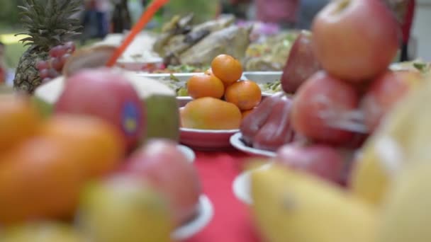 Alimentos y frutas preparados para el pago de los aguardientes ancestrales durante el año nuevo chino
. - Imágenes, Vídeo