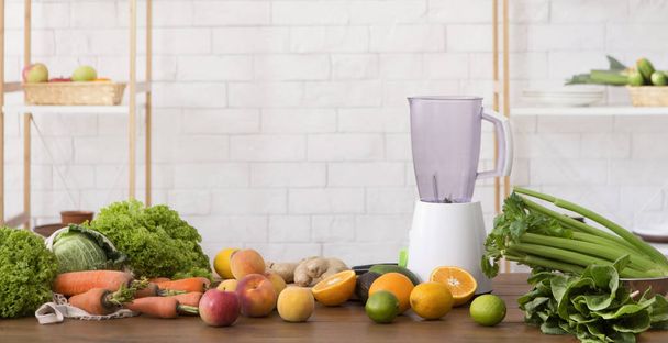 Блендер для приготовления здорового смузи, ингредиенты на столе на кухне
 - Фото, изображение