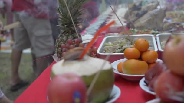 Elkészített élelmiszerek és gyümölcsök az őskori szeszes italok tiszteletbentartására a kínai újév alatt. - Felvétel, videó