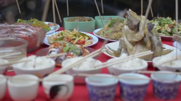 Alimentos preparados para el pago de los aguardientes ancestrales durante el año nuevo chino
. - Imágenes, Vídeo