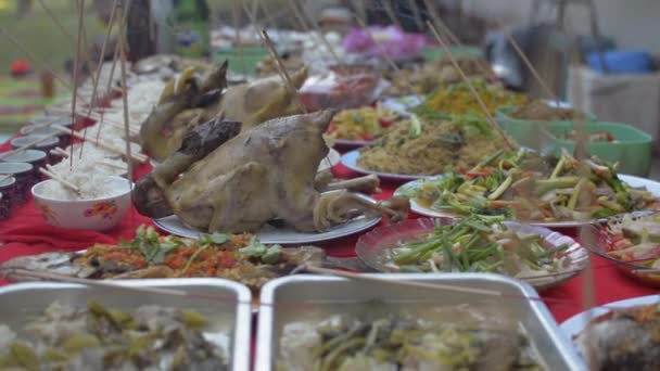 Bereide voedingsmiddelen en vruchten voor het eren van gedistilleerde dranken van voorouders tijdens het Chinese nieuwjaar. - Video