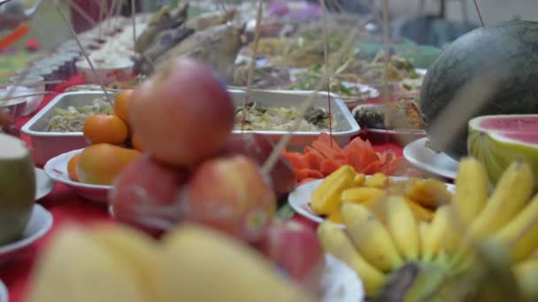 Alimentos y frutas preparados para el pago de los aguardientes ancestrales durante el año nuevo chino
. - Metraje, vídeo
