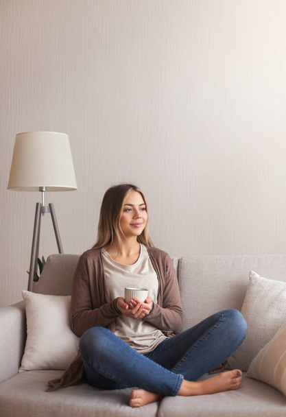 Pozitivní milennial žena relaxaci s kávou doma - Fotografie, Obrázek