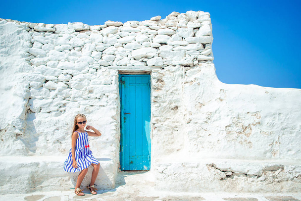Rozkošná holčička na staré ulici typické řecké tradiční vesnice - Fotografie, Obrázek