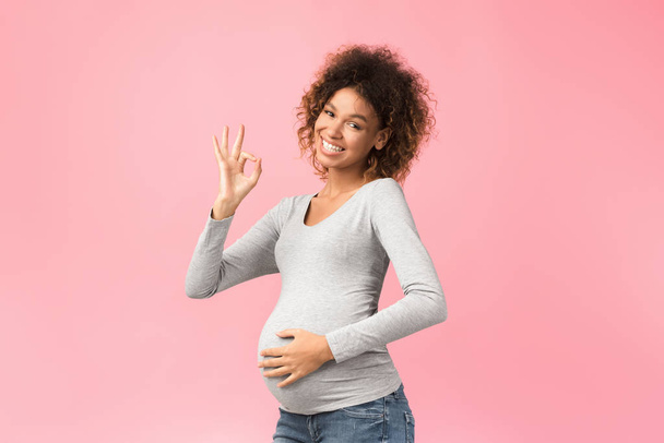 Everything is okay. Excited afro woman showing ok sign - Foto, imagen