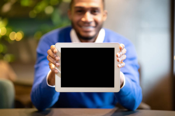 Smiling black man showing blank computer screen - Fotoğraf, Görsel