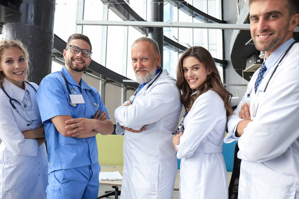 Группа счастливых врачей в больничном коридоре, портрет
. - Фото, изображение