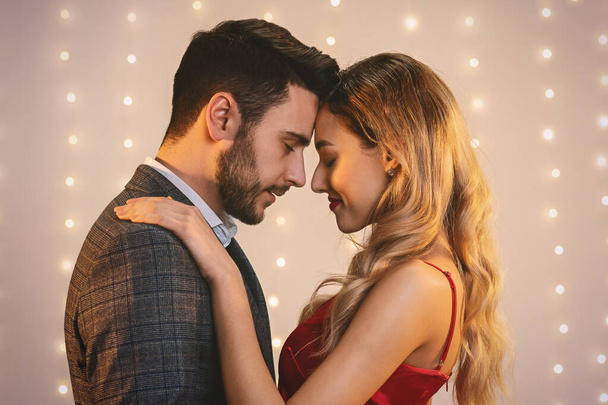 Portrait romantique de couple tendre câlinant avec les yeux fermés, touchant les fronts
 - Photo, image