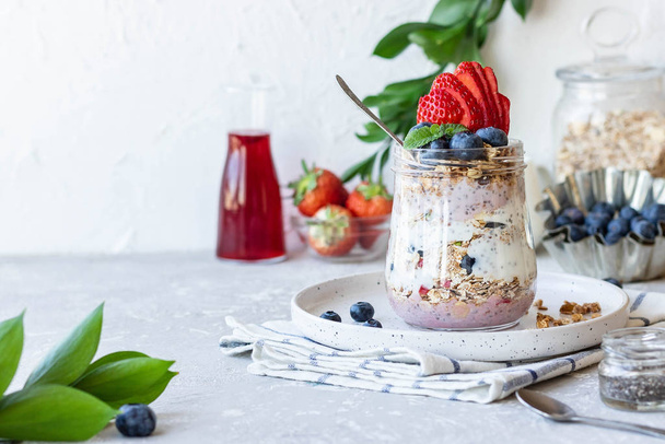 Chia Pudding with Homemade Granola and Fresh Berries - Foto, imagen