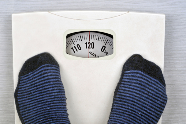 Concetto di sovrappeso con una scala che indica 120 kg
 - Foto, immagini
