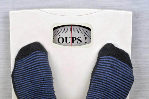 Conceito de excesso de peso com uma balança de banheiro indicando oups
 - Foto, Imagem