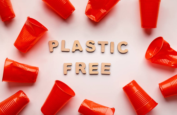 Αφίσα με πλαστικά αντικείμενα Plastic free, σε λευκό φόντο - Φωτογραφία, εικόνα