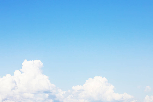 Синий фон неба и белые облака мягкой фокусировки и копирования пространства - Фото, изображение