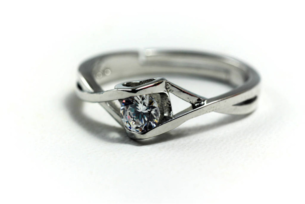 Valkoinen kulta hopea väri kihlasormus Zircon timantti helmiä
 - Valokuva, kuva