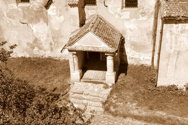 Megerősített középkori Szász evangélikus templom a faluban Alma VII (Almen) Erdély, Románia. A települést a Szász telepesek alapították a 12-edik század közepére. - Fotó, kép