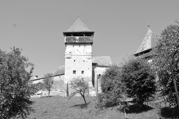Versterkte middeleeuwse Saksische evangelische kerk in het dorp Alma VII (Almen) Transsylvanië, Roemenië. De nederzetting werd gesticht door de Saksische kolonisten in het midden van de 12e eeuw - Foto, afbeelding