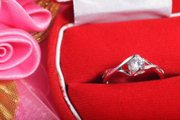 Weißgold silberfarbener Verlobungsring mit Zirkon Diamantperlen - Foto, Bild