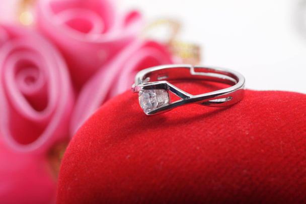 biały złoto srebrny kolor pierścionek zaręczynowy z koralikami diamentowymi cyrkonu - Zdjęcie, obraz