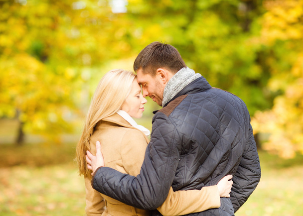 Romantic couple kissing in the autumn park - Fotoğraf, Görsel