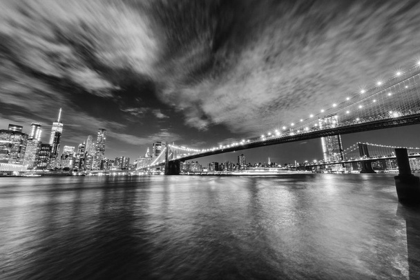 Manhattan skyline i Brooklyn Bridge nocą  - Zdjęcie, obraz