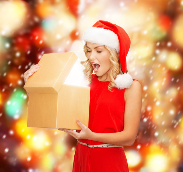 Smiling woman in santa helper hat with gift box - Foto, Imagem