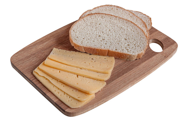 tranches de fromage et de pain sur un panneau de cuisine en bois isolé sur blanc
 - Photo, image