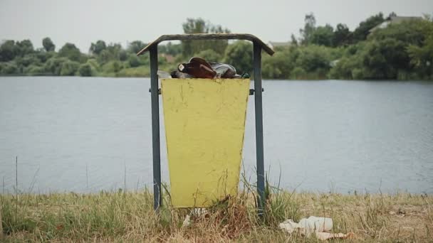 湖の近くのキャンプ場に捨てられたゴミ - 映像、動画
