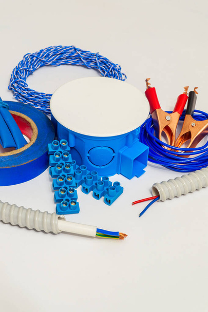 Kit onderdelen en gereedschappen voor elektrische reparaties in huis of op kantoor - Foto, afbeelding