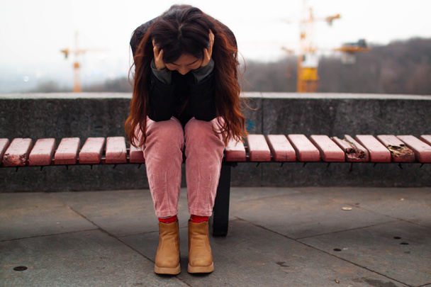 Jovem mulher deprimida chorando sentindo dor sofrendo depressão em tristeza Dor emocional e expressão humana e solidão e conceito de coração partido
  - Foto, Imagem