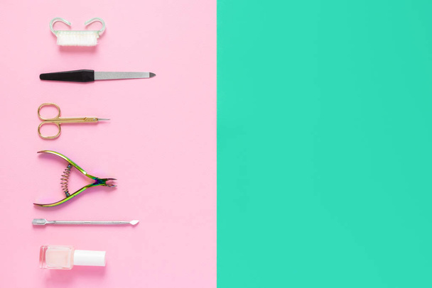 Аксессуары для красоты маникюра и педикюра на розовом и зеленом фоне
 - Фото, изображение