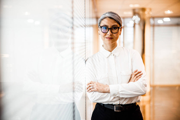 Confident businesswoman standing with arms crossed stock photo - Foto, immagini