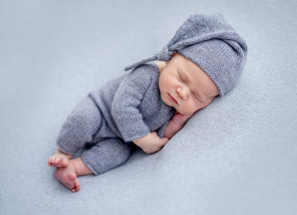 Newborn in knitted suit and hat - Φωτογραφία, εικόνα