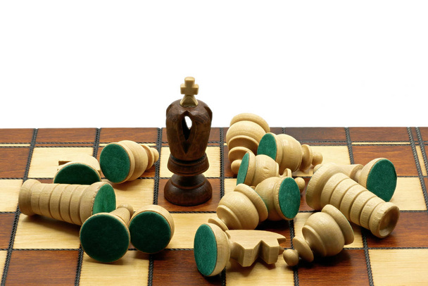サバイバルコンセプト:敗北した白いチェスの駒と黒の王 - 写真・画像