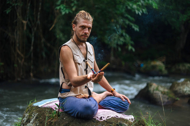 Viol Cérémonie et méditation dans la nature. Tradition chamanique - Photo, image